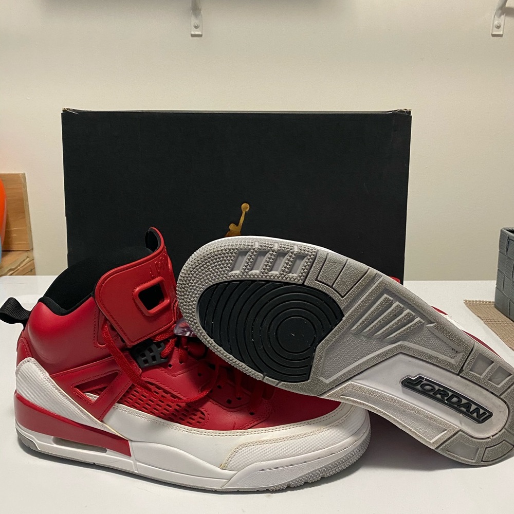 Tennis shoes